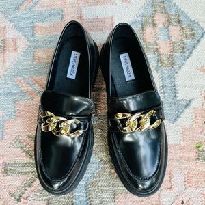 NEW! Steve Madden loafers with gold chain